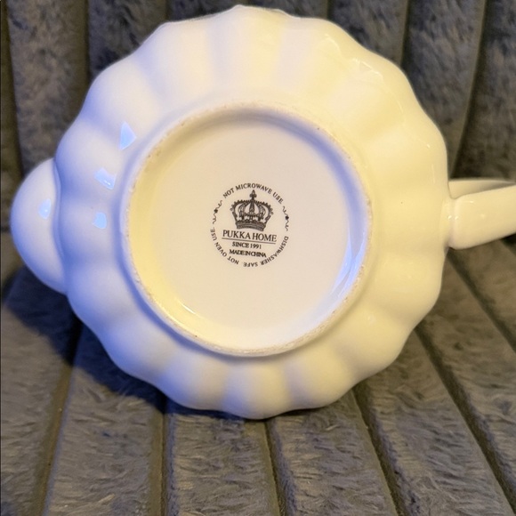 Pukka Home Elegant White Teapot with Gold Accent - Picture 5 of 7